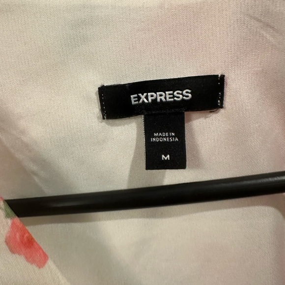 Floral v-neck smocked cuff size M blouse - Picture 6 of 6